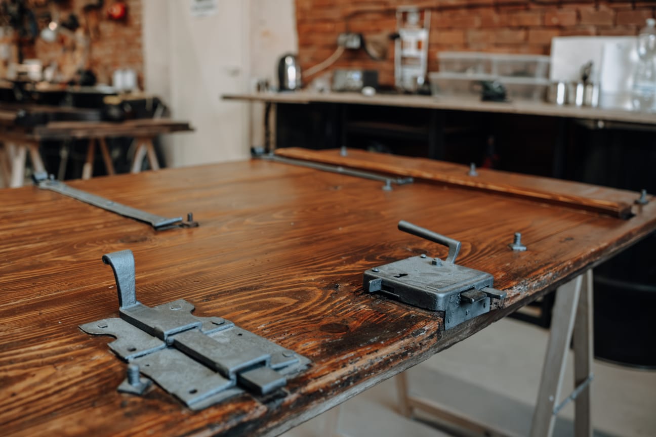 Detailní oprava starého ování pří renovaci dveří - Olomouc