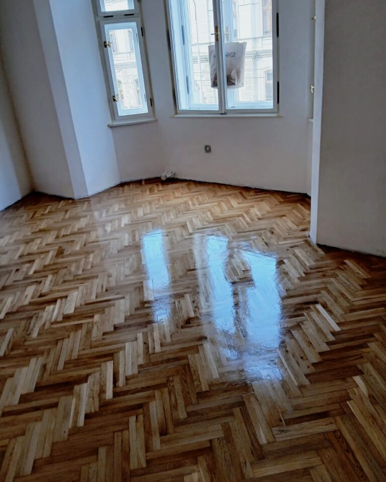 Nalakované parkety rybí kost po renovaci v Olomouci Novoreno