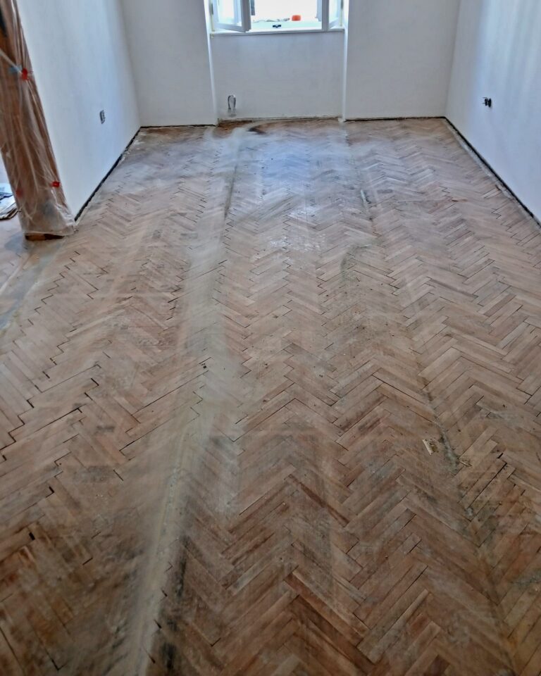Původní staré parkety před renovací v bytě Olomouc Novoreno