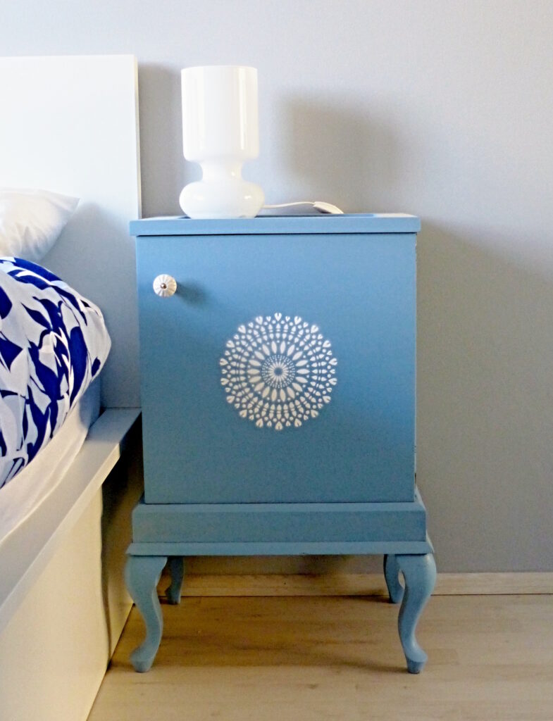 Renovovaný noční stolek po kompletní renovaci nábytku Novoreno Olomouc