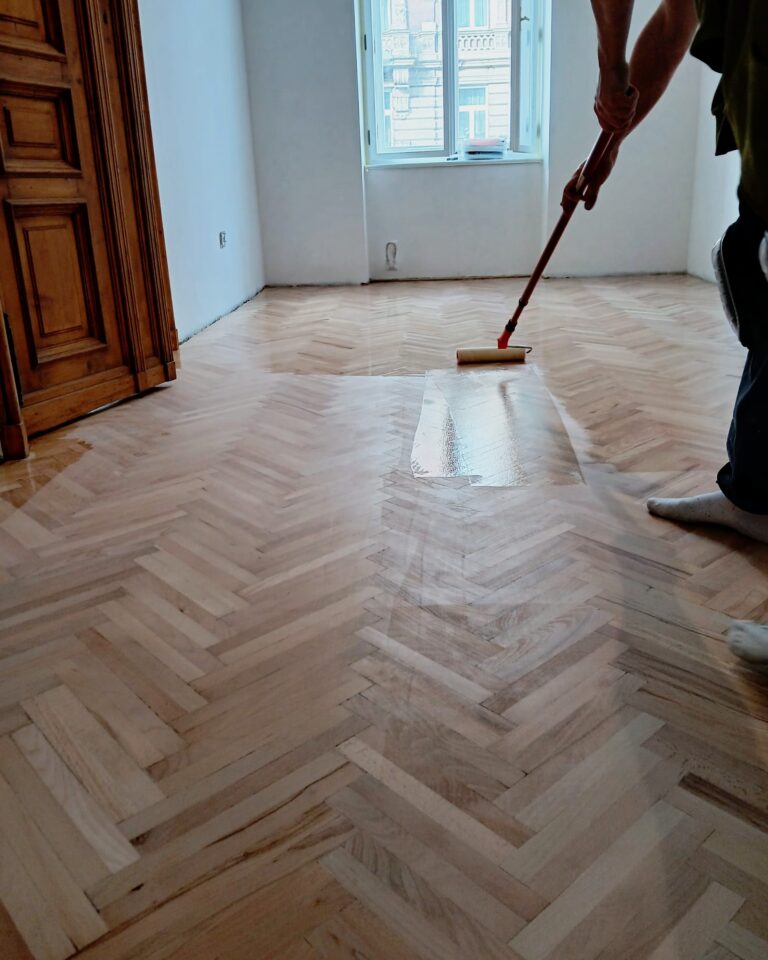 Lakování dřevěných parket po renovaci v místnosti Olomouc Novoreno