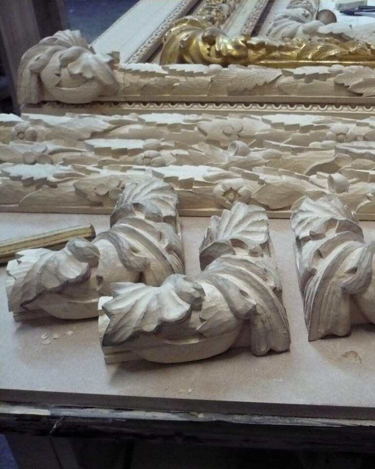 Ručně vyřezávaný dřevěný ornament – zakázkové řezbářství Novoreno Olomouc