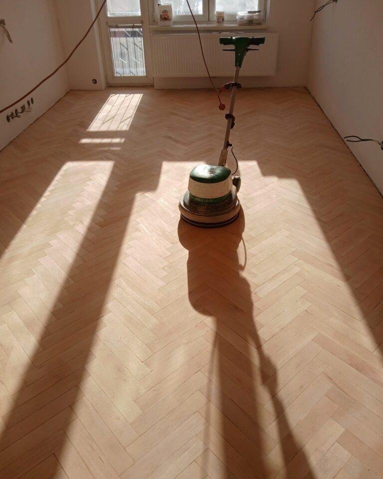 Strojní broušení dřevěných parket v místnosti Olomouc Novoreno